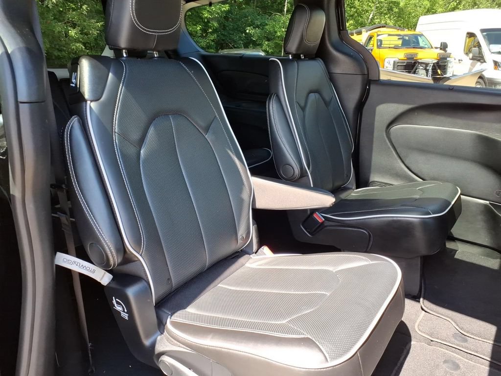 Used 2025 Chrysler Pacifica Limited FWD image 12