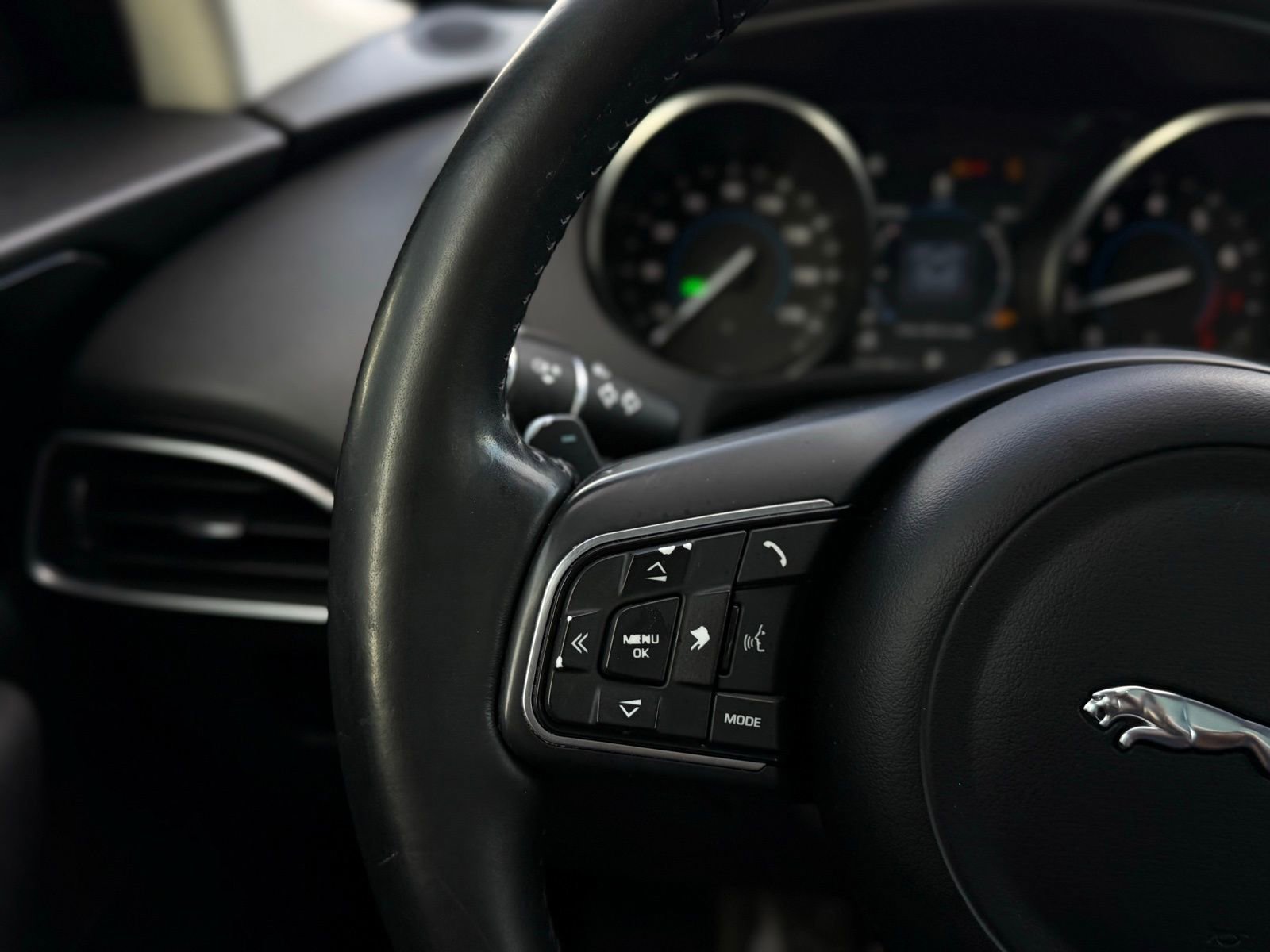 Used 2018 Jaguar F-PACE Premium image 32