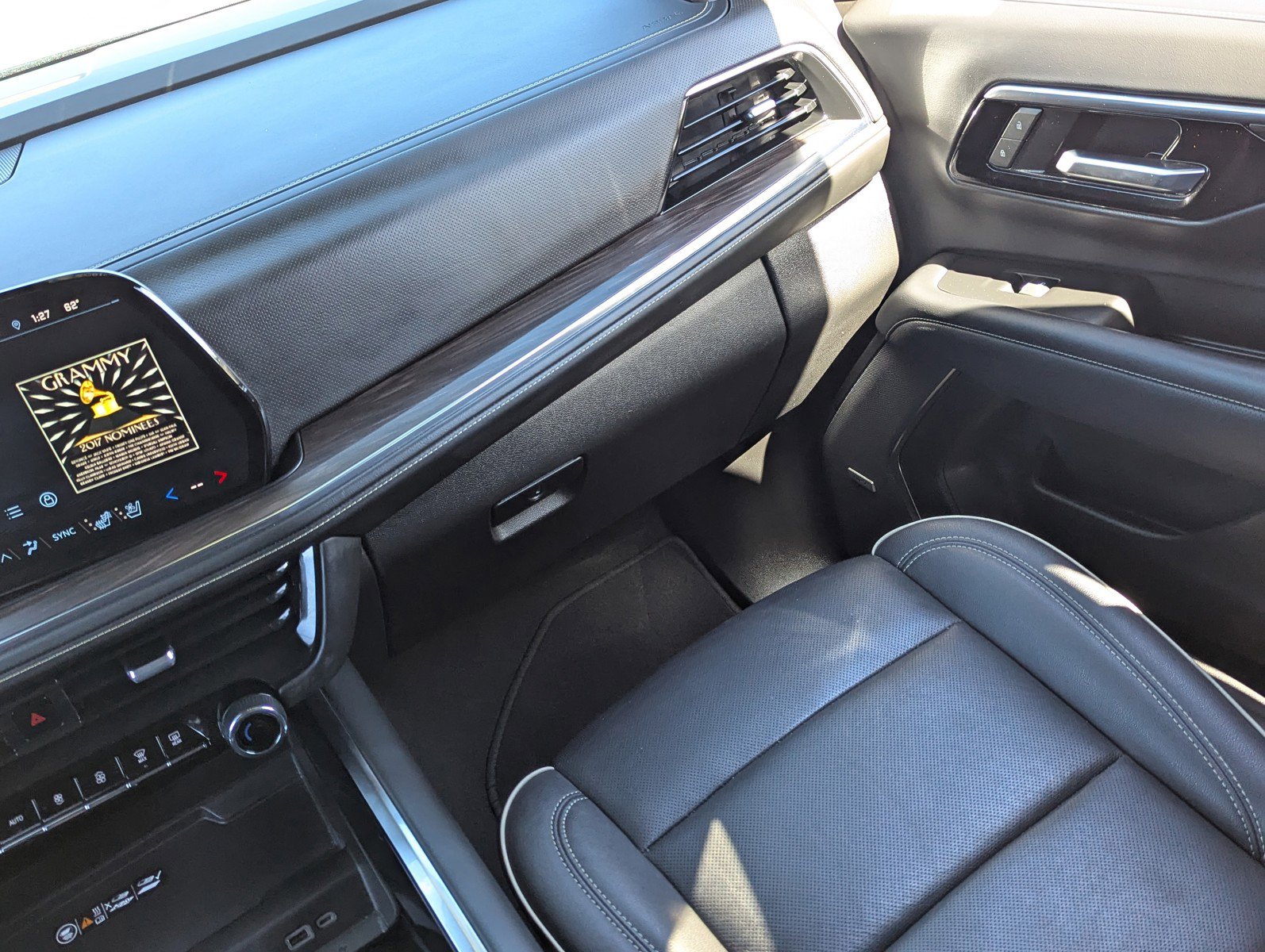 Certified 2025 Chevrolet Suburban Premier image 18