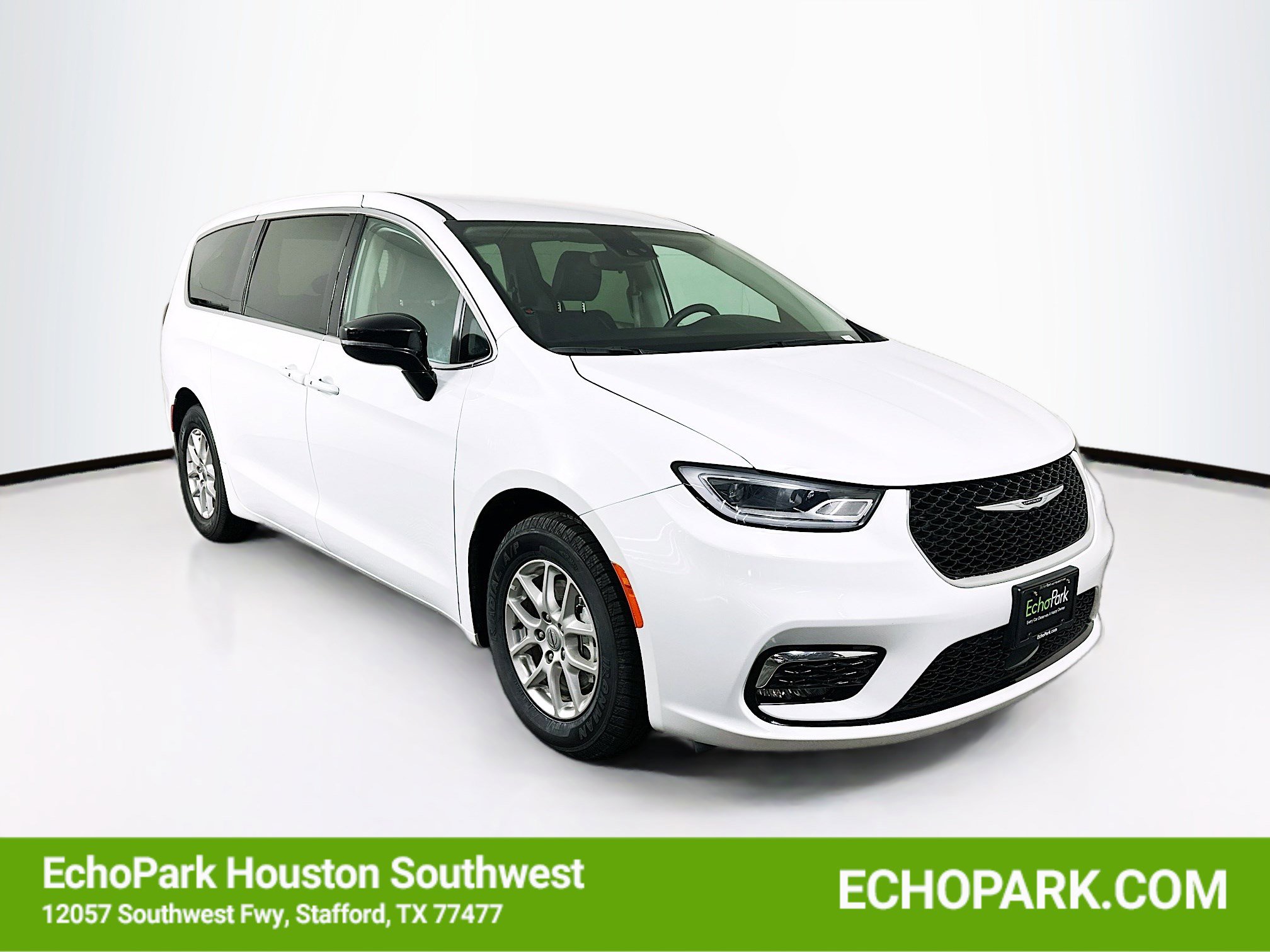 Used 2024 Chrysler Pacifica Touring-L FWD image 1