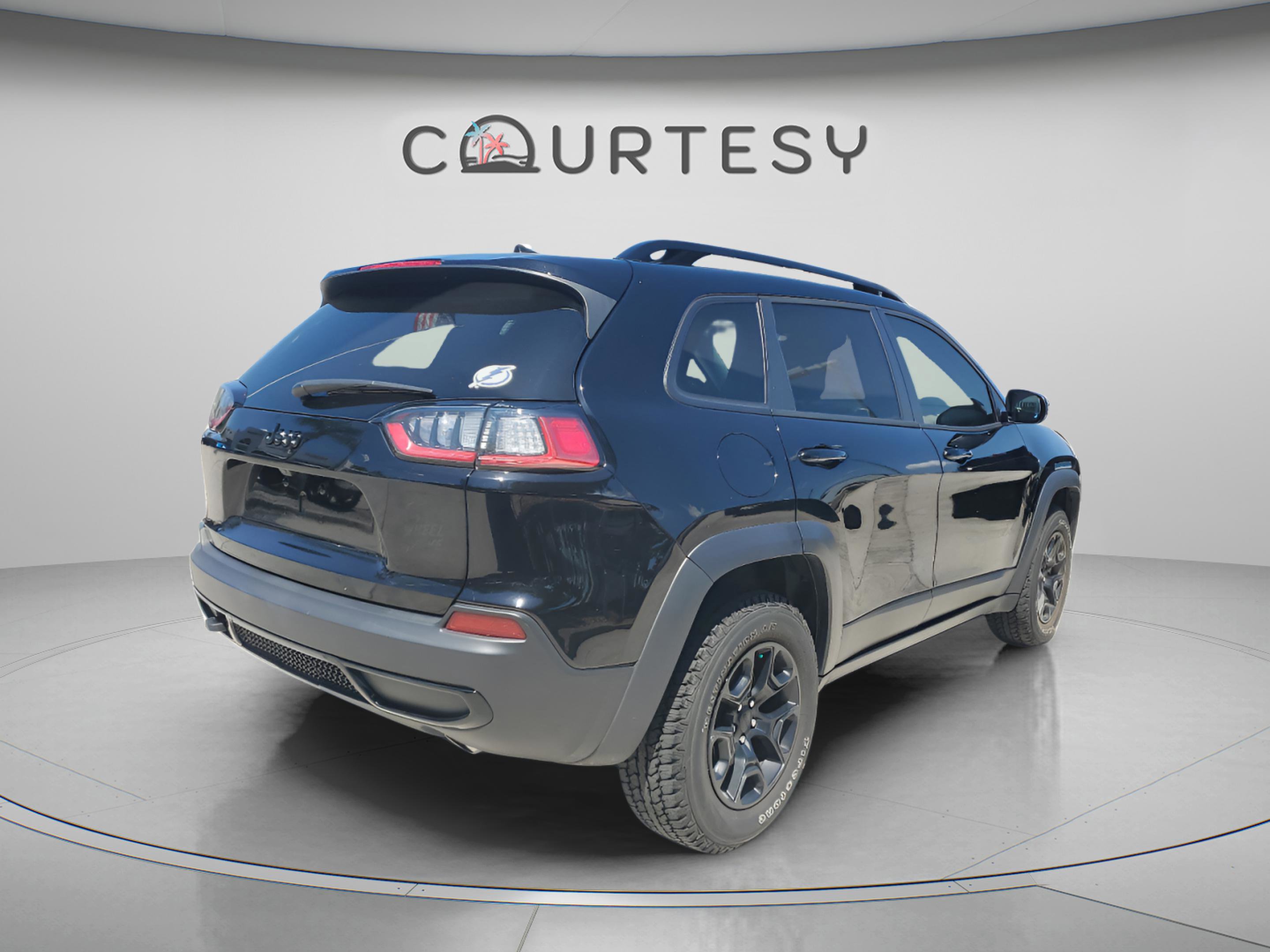 Used 2022 Jeep Cherokee Latitude AWD/4WD image 3