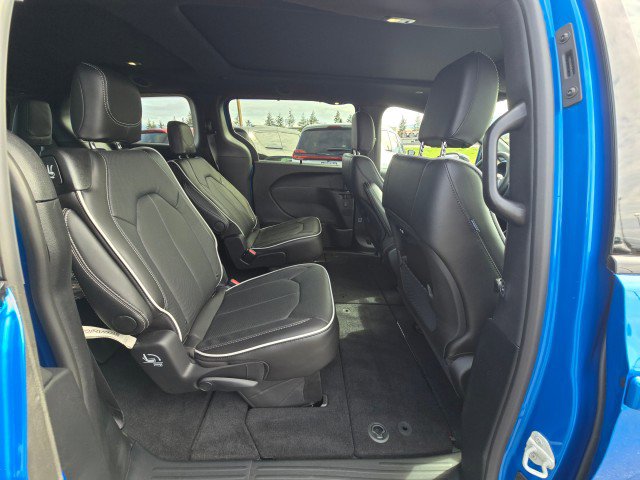 New 2026 Chrysler Pacifica Limited FWD image 14