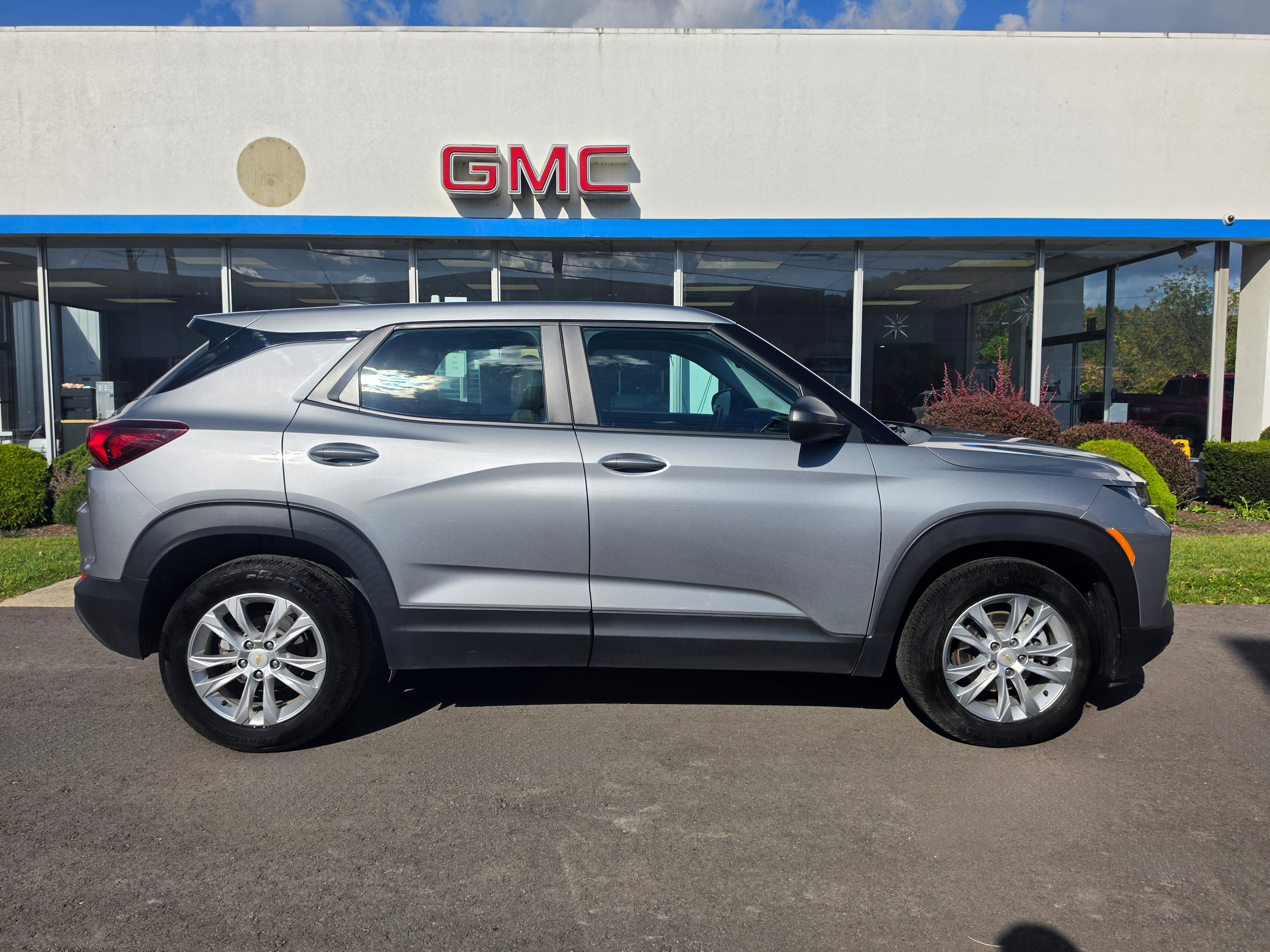Used 2023 Chevrolet TrailBlazer LS FWD image 2