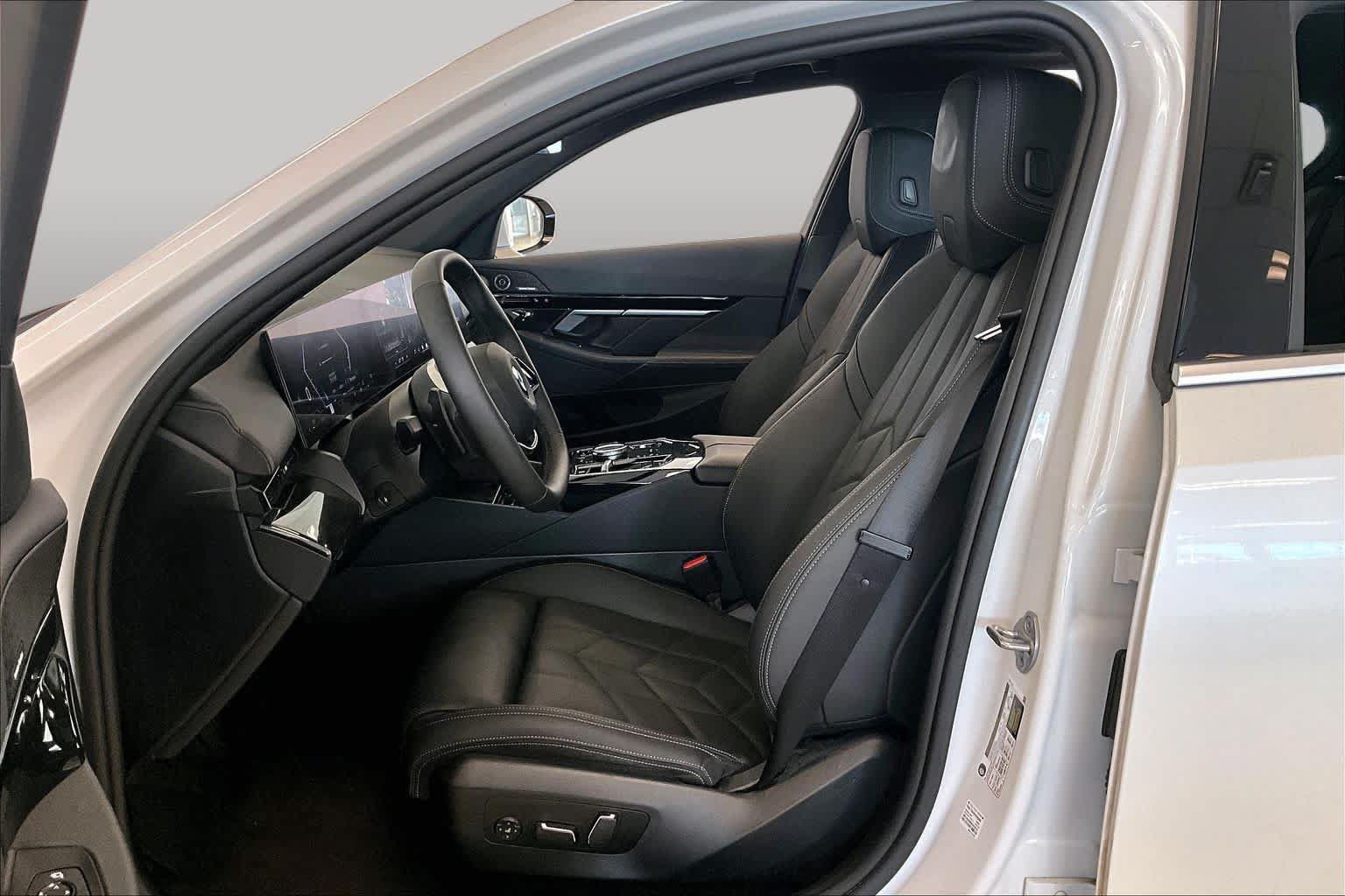 Used 2024 BMW 530i w/ Convenience Package RWD image 7