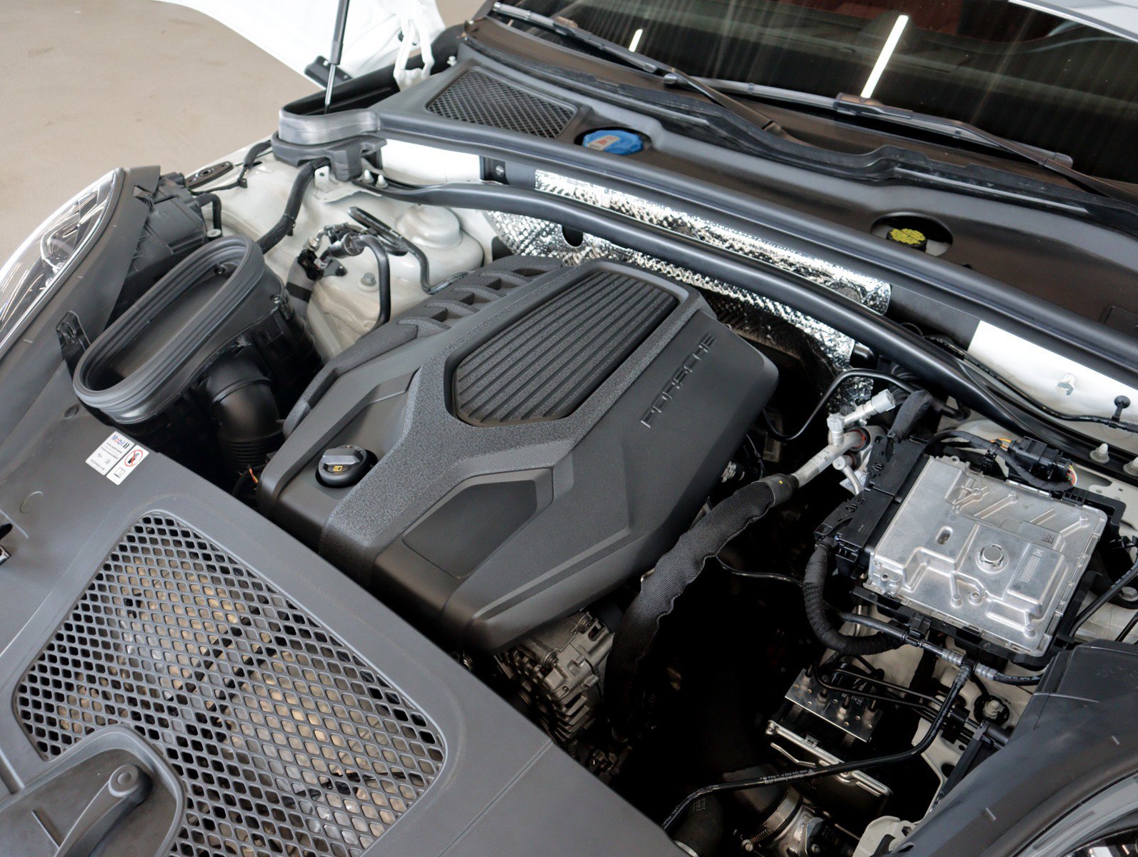 Certified 2024 Porsche Macan AWD/4WD image 24