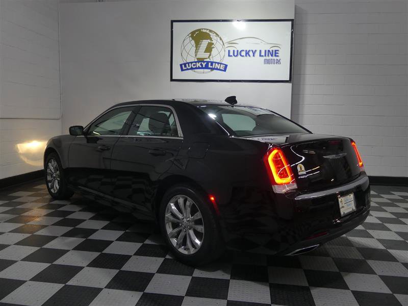 Used 2018 Chrysler 300 Touring w/ Driver Convenience Group AWD/4WD image 11