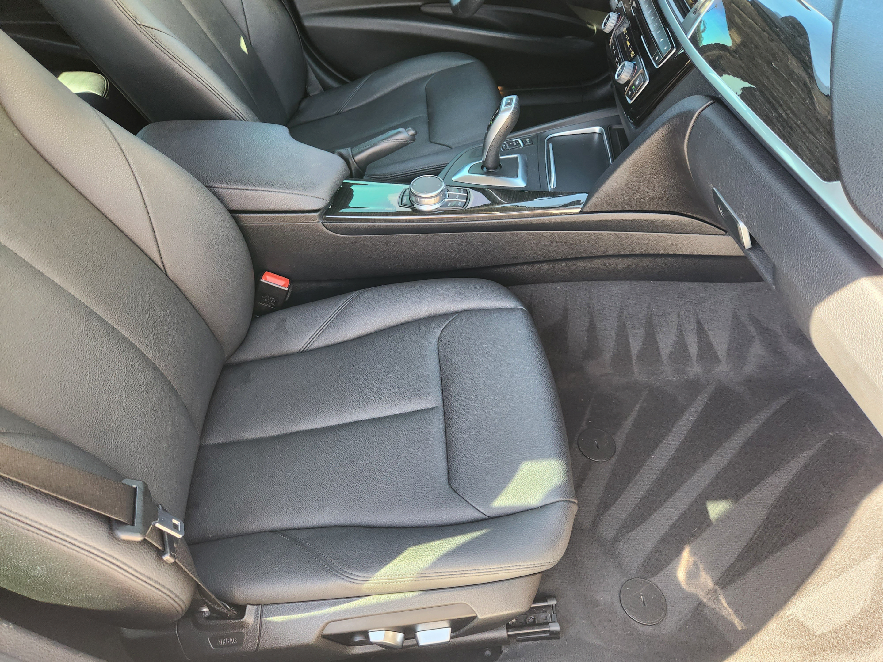 Used 2018 BMW 320i xDrive Sedan w/ Premium Package AWD/4WD image 12