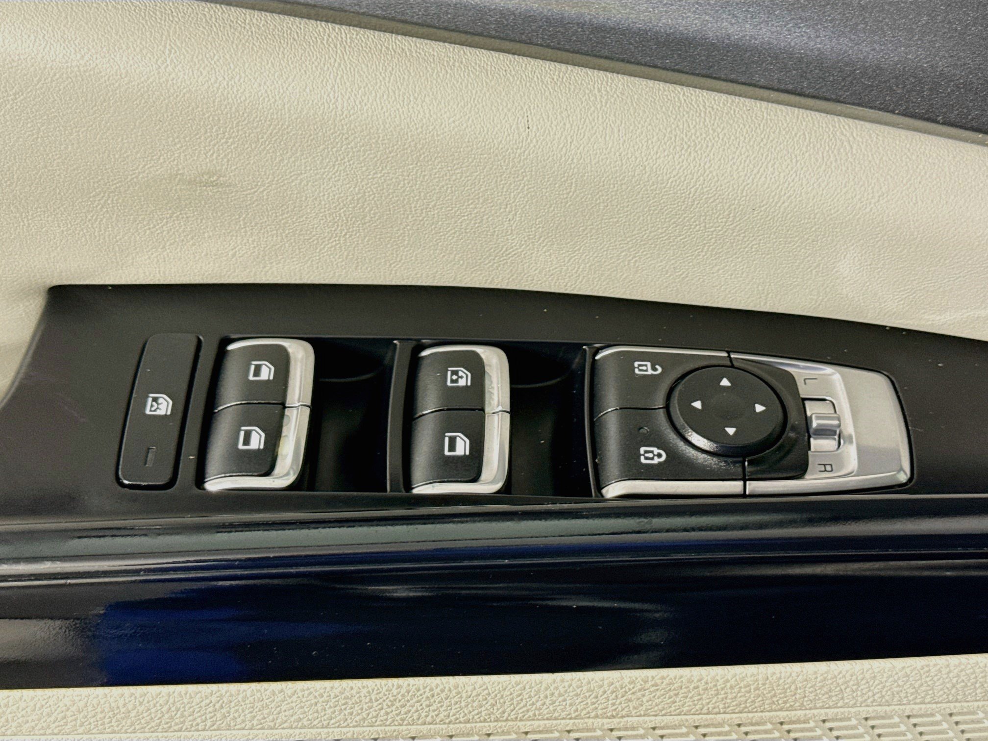 Used 2023 Kia Carnival LX FWD image 24