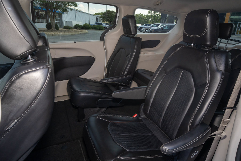Used 2024 Chrysler Pacifica Touring-L FWD image 16