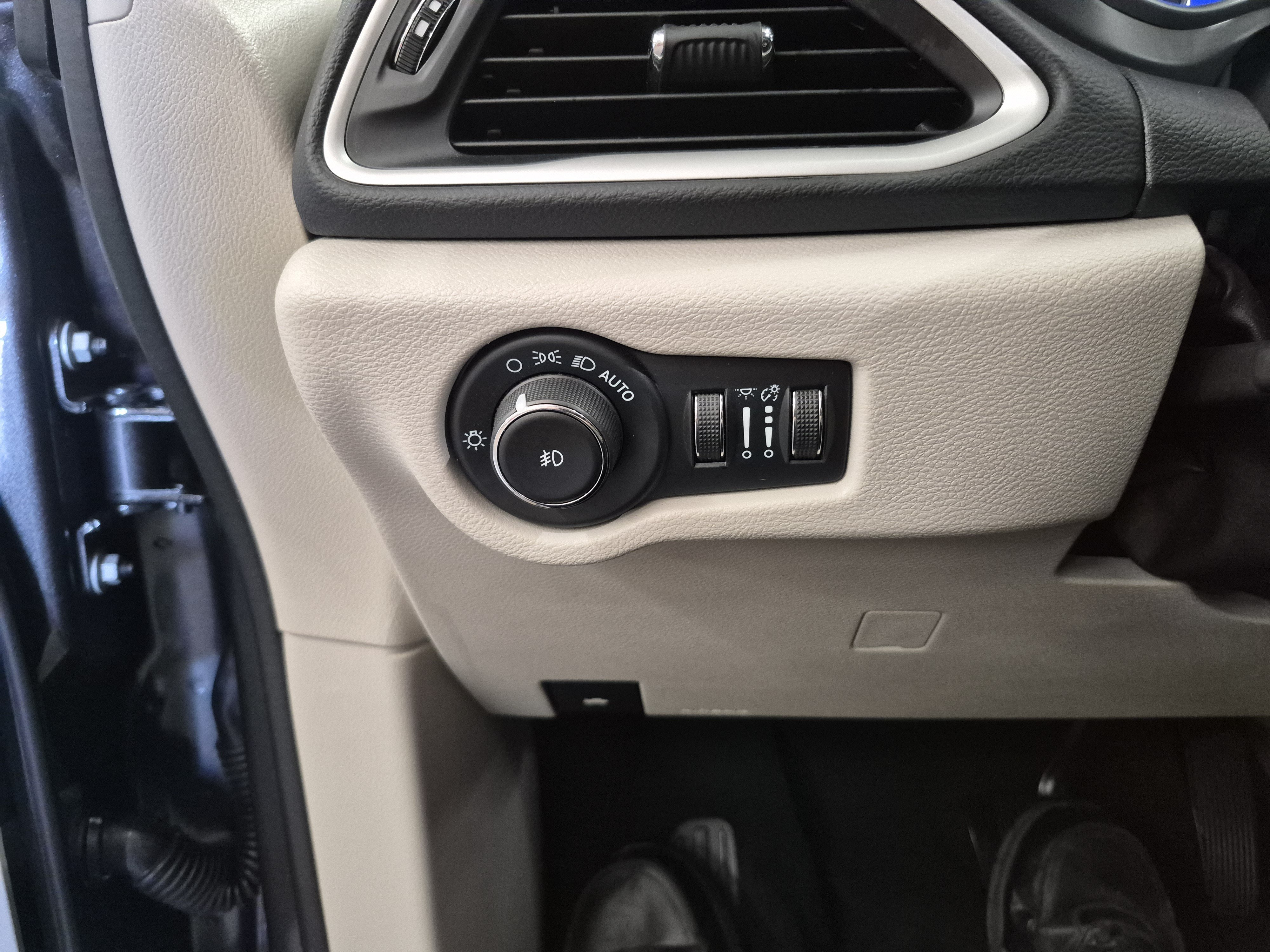 Used 2023 Chrysler Pacifica Touring-L FWD image 20