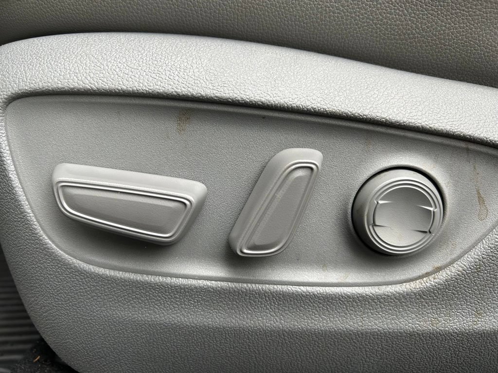 Used 2022 Toyota Highlander XLE AWD/4WD image 17