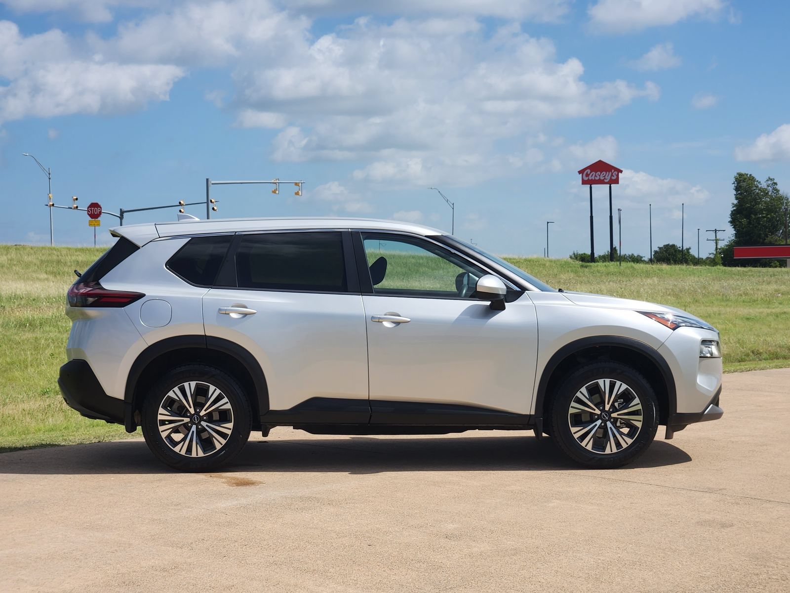 Used 2023 Nissan Rogue SV FWD image 7