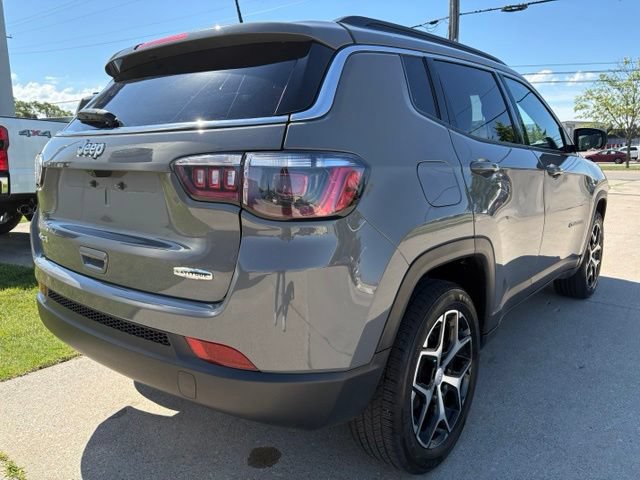 Used 2024 Jeep Compass Latitude AWD/4WD image 14