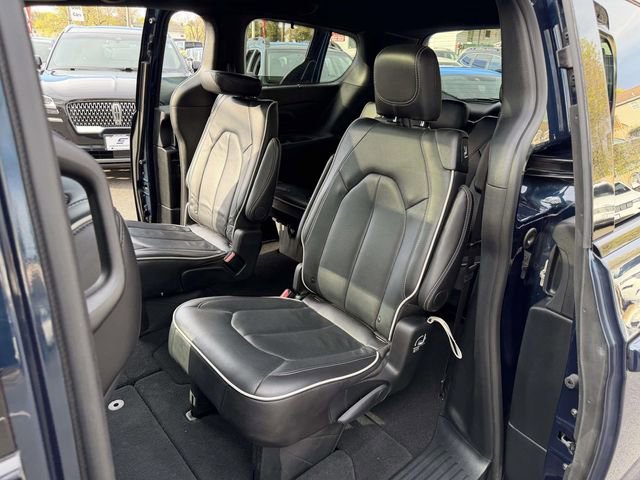 Used 2025 Chrysler Pacifica Limited FWD image 21