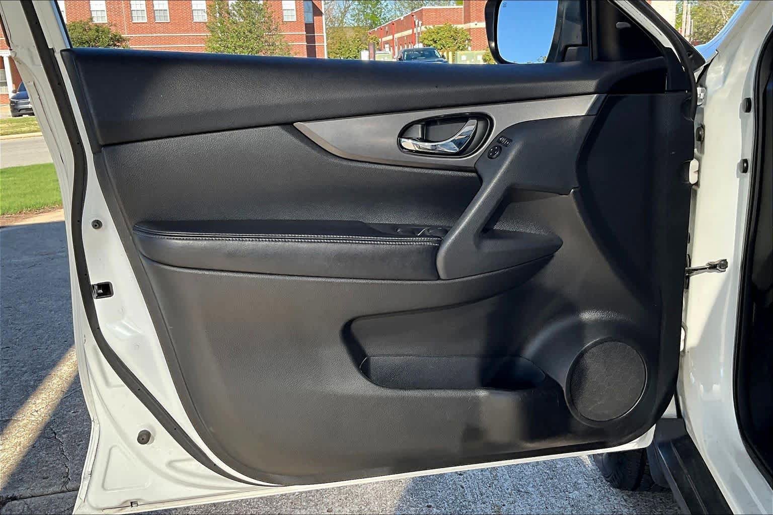 Used 2016 Nissan Rogue SV w/ SV Premium Package AWD/4WD image 22
