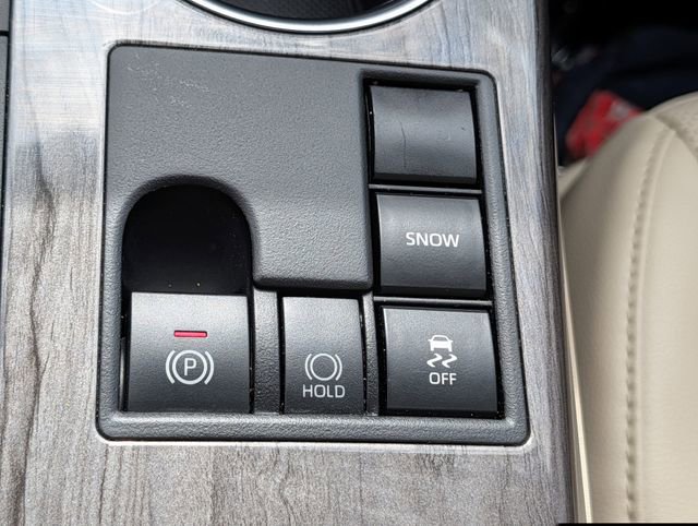 Used 2024 Toyota Highlander Platinum FWD image 17