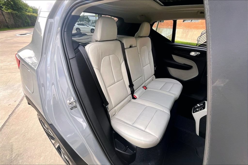 Certified 2026 Volvo XC40 B5 Ultra AWD/4WD image 37