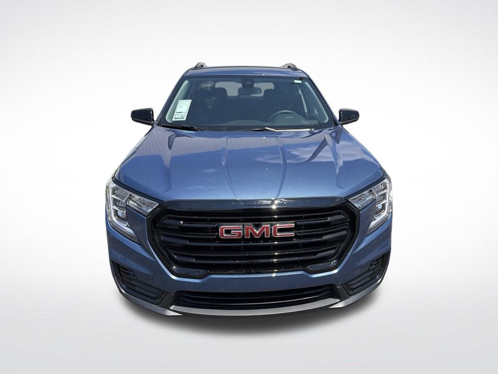 Used 2024 GMC Terrain SLE w/ Driver Convenience Package FWD image 2