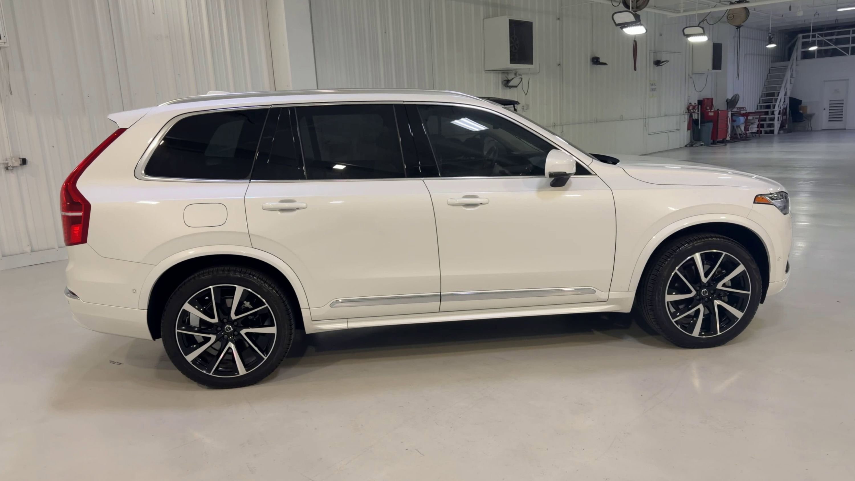 Used 2025 Volvo XC90 B5 Plus w/ Protection Package Premier AWD/4WD image 2