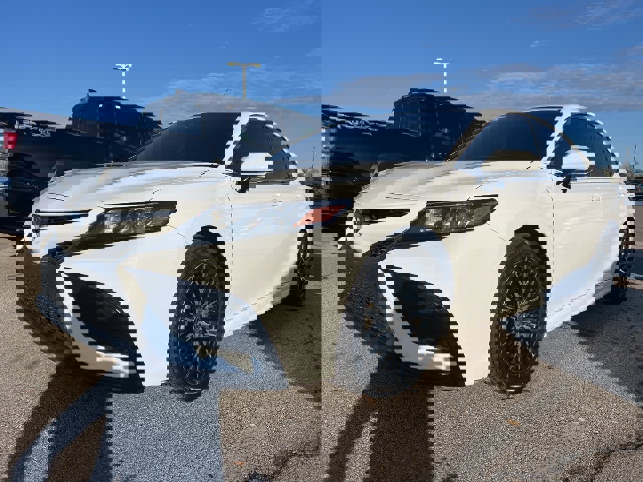 Used 2022 Toyota Camry SE image 1