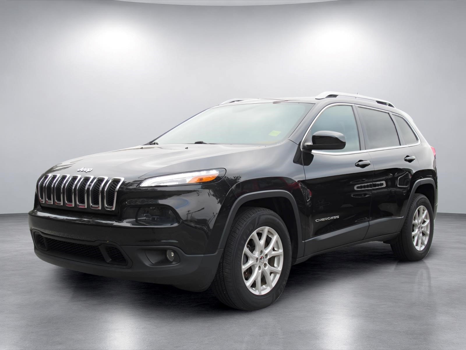 Used 2015 Jeep Cherokee Latitude w/ Cold Weather Group AWD/4WD image 4
