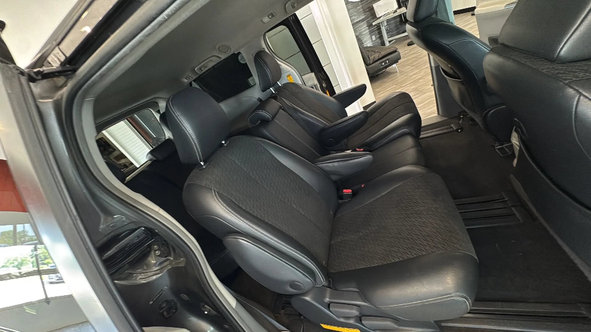 Used 2014 Toyota Sienna SE FWD image 19