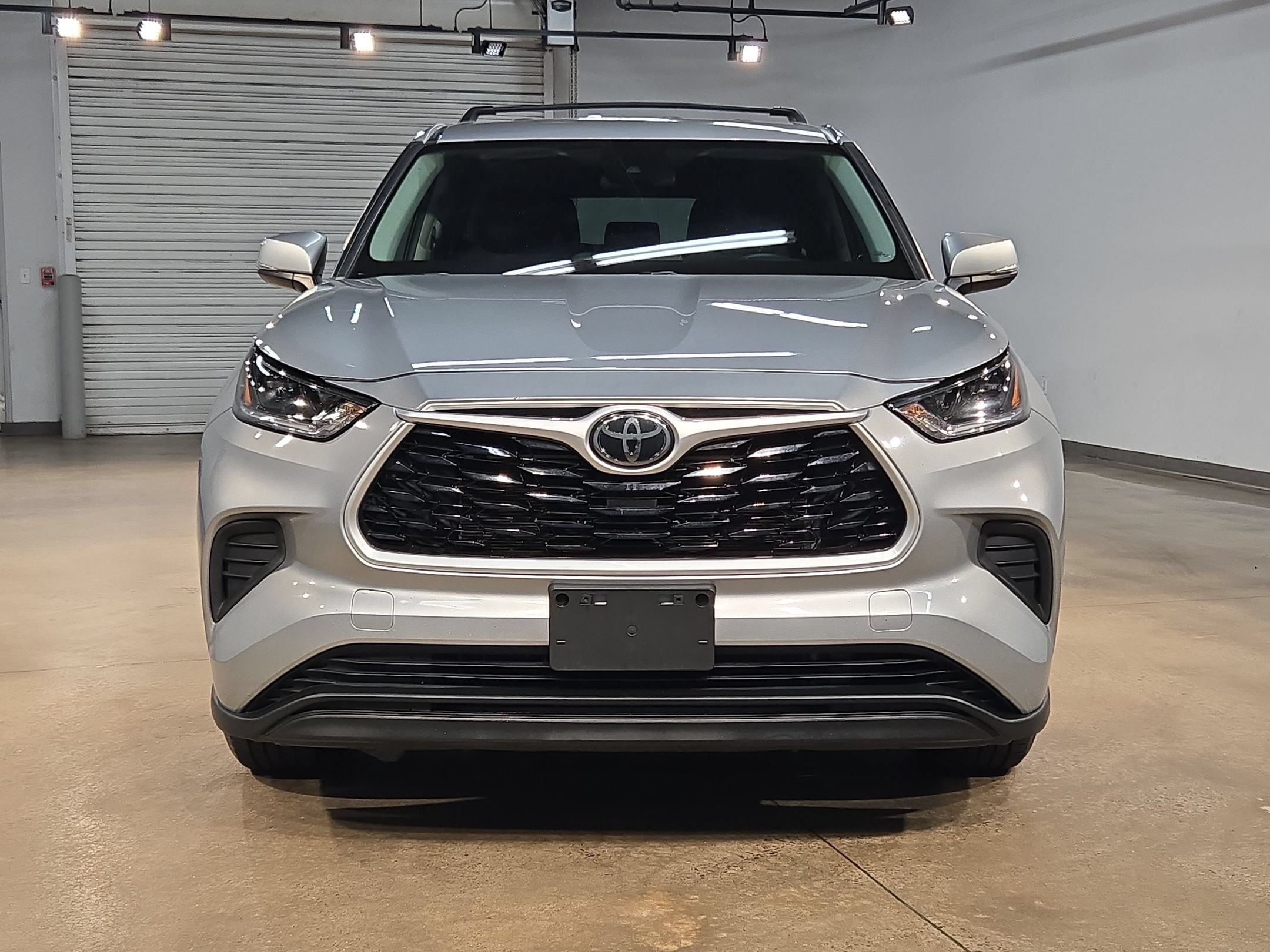 Used 2021 Toyota Highlander L FWD image 2