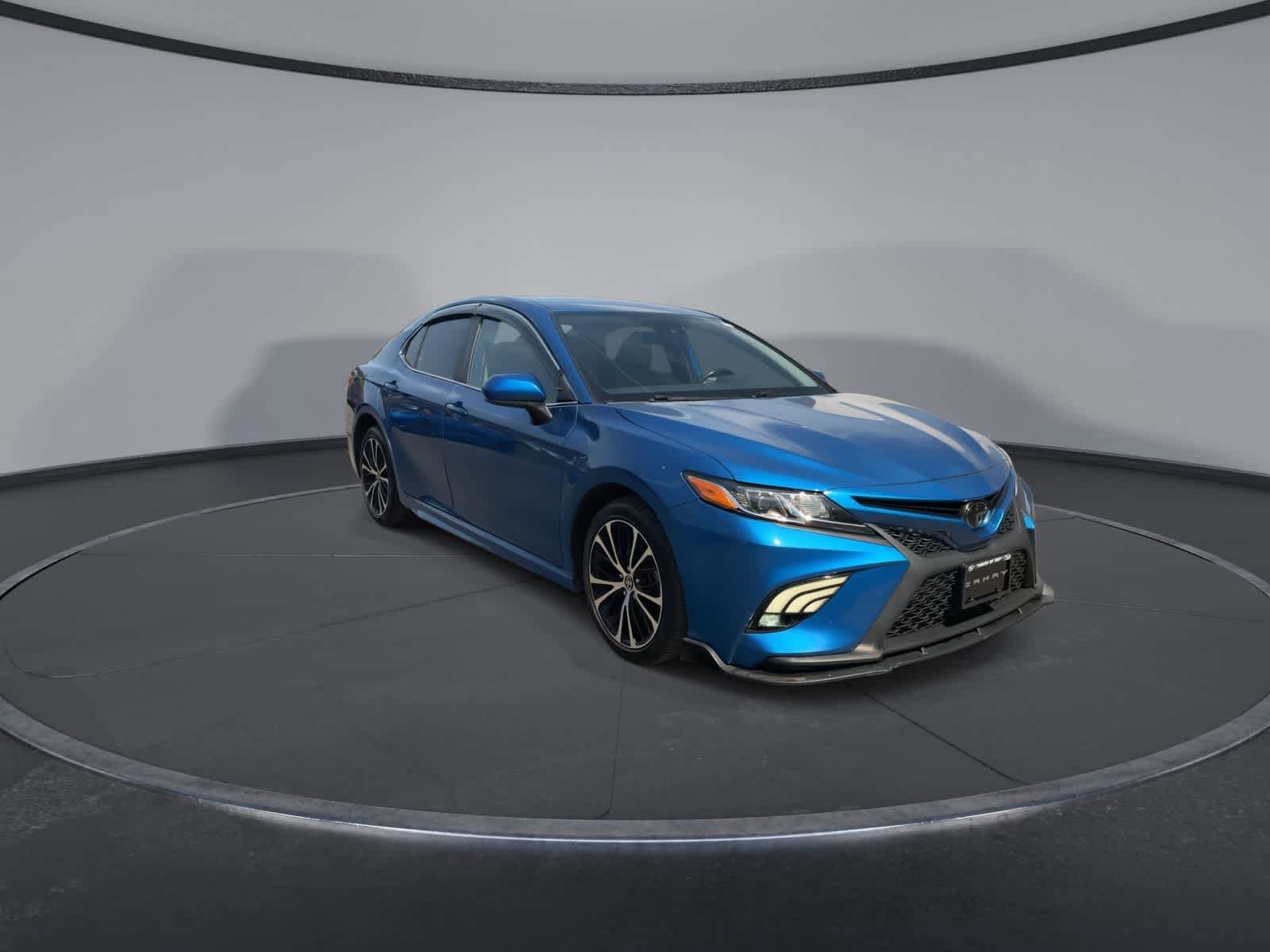 Used 2020 Toyota Camry SE FWD image 2