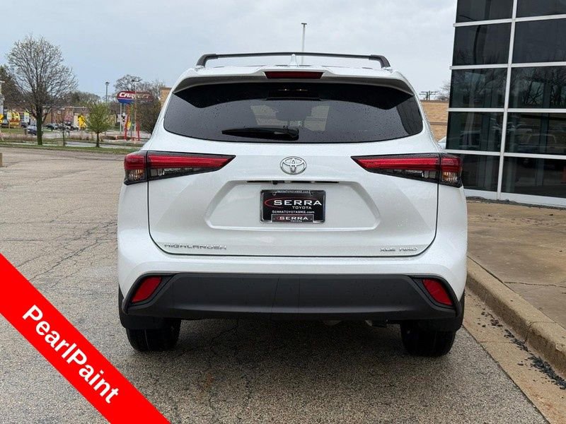 Used 2023 Toyota Highlander XLE AWD/4WD image 4