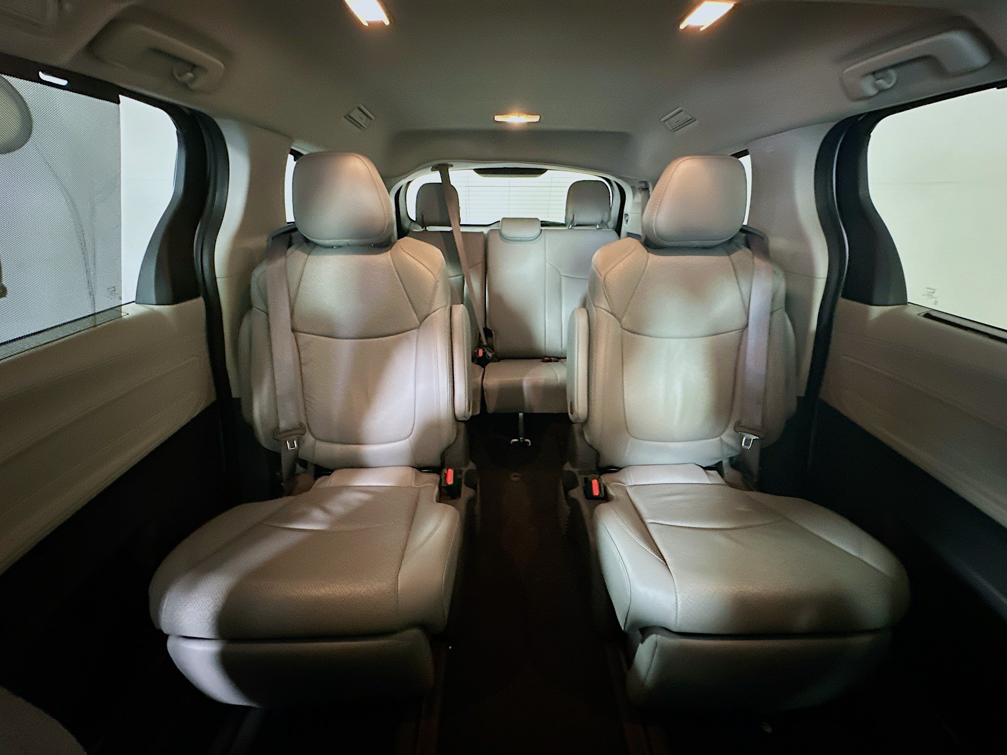Used 2023 Toyota Sienna Limited FWD image 30
