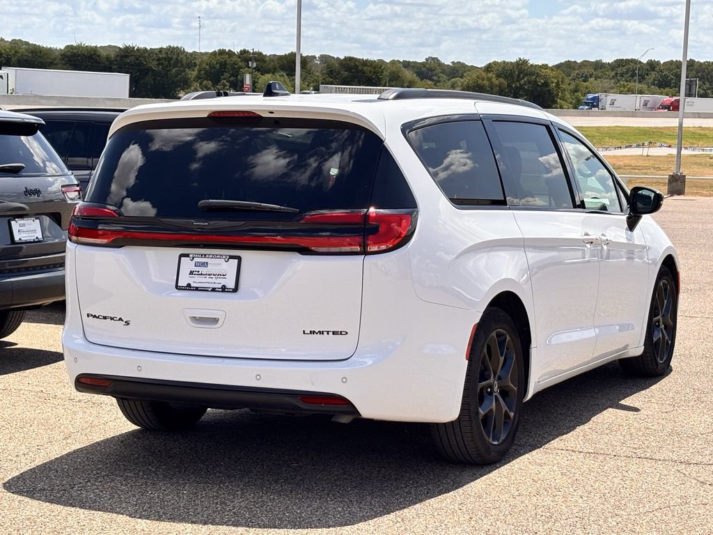 Used 2025 Chrysler Pacifica Limited FWD image 4