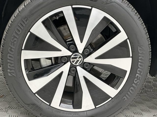 Certified 2023 Volkswagen Taos SE image 11