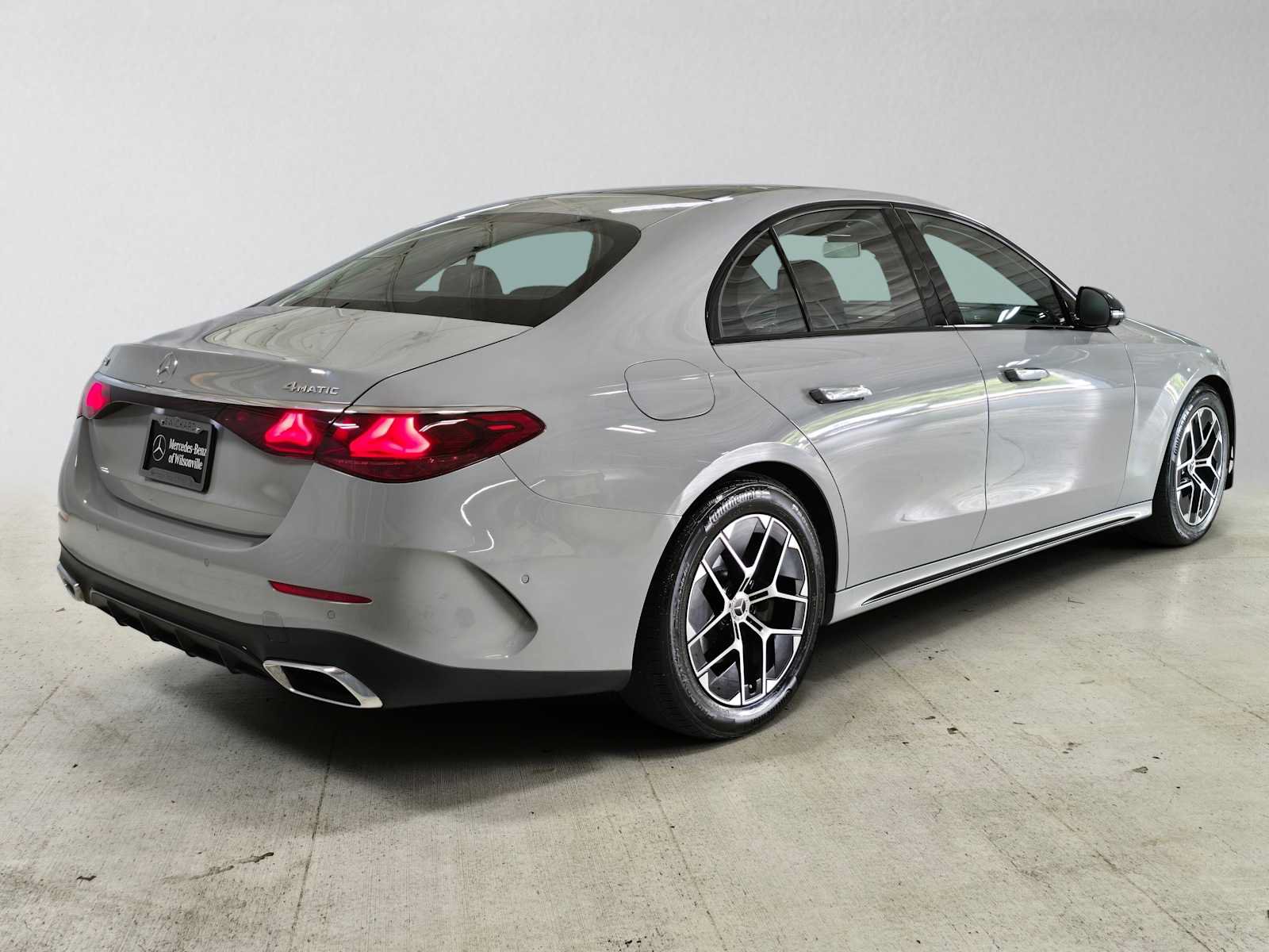 Used 2025 Mercedes-Benz E 350 4MATIC Sedan image 3