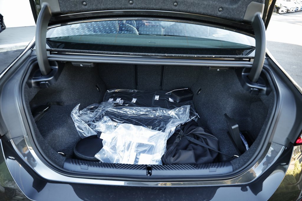 New 2026 BMW 550e xDrive w/ Premium Package image 30