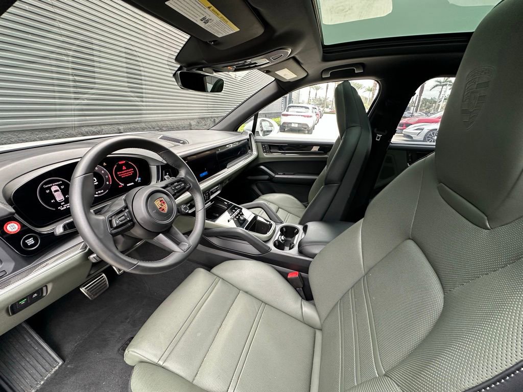Certified 2025 Porsche Cayenne S image 4