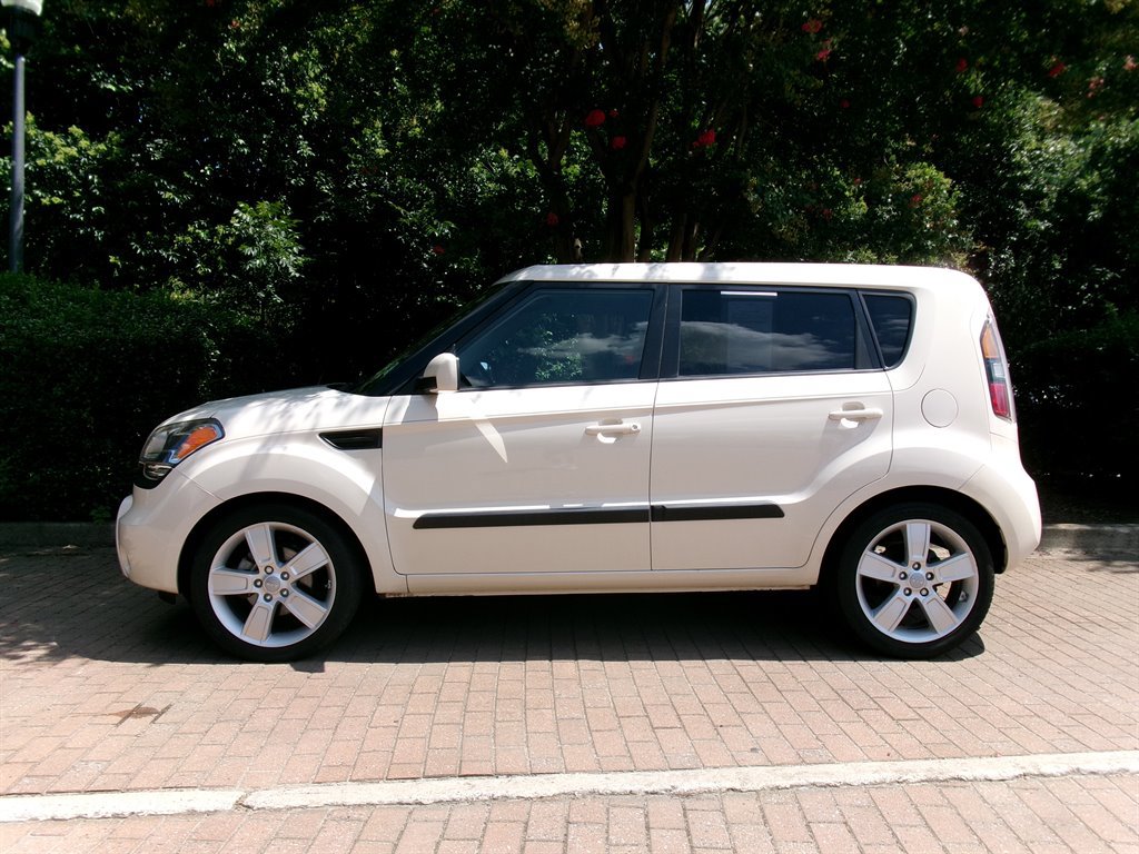 Used 2011 Kia Soul ! FWD image 4
