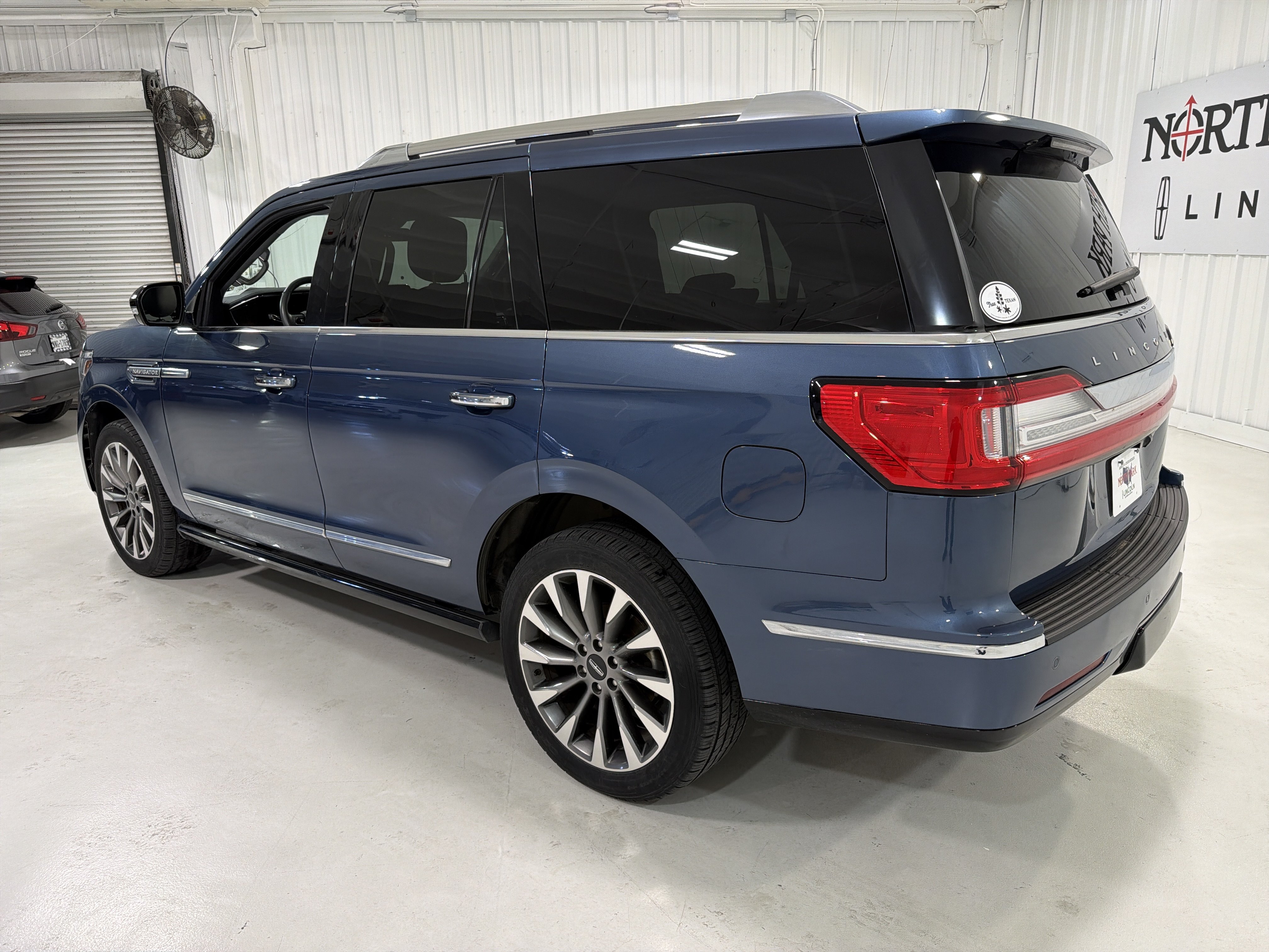 Used 2019 Lincoln Navigator Select RWD image 3