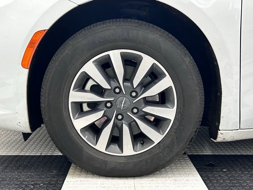 Used 2024 Chrysler Pacifica Select image 5