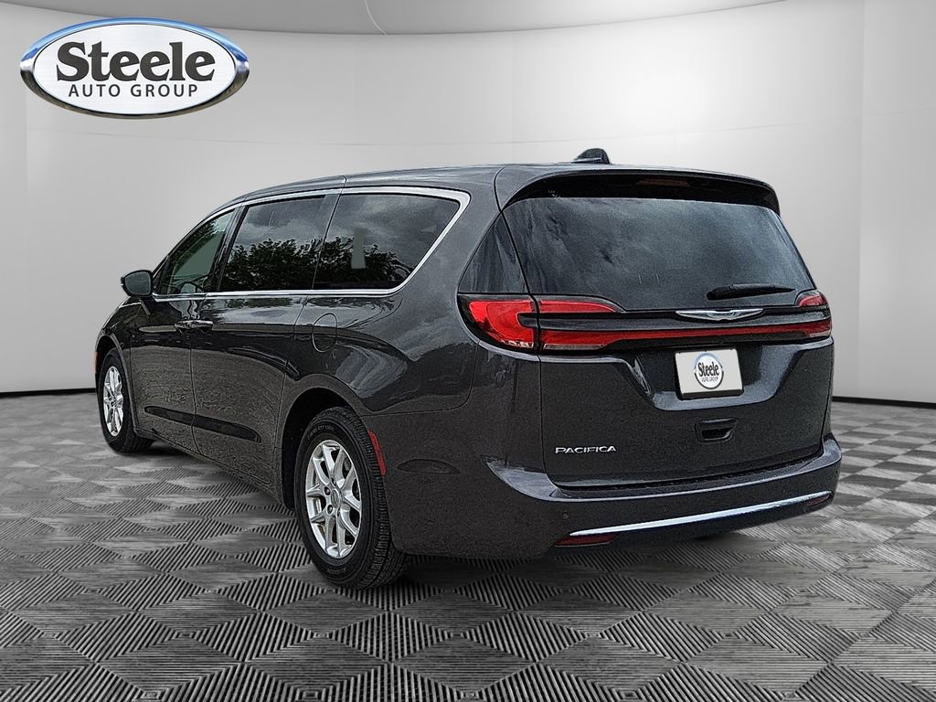 Used 2023 Chrysler Pacifica Touring-L image 3