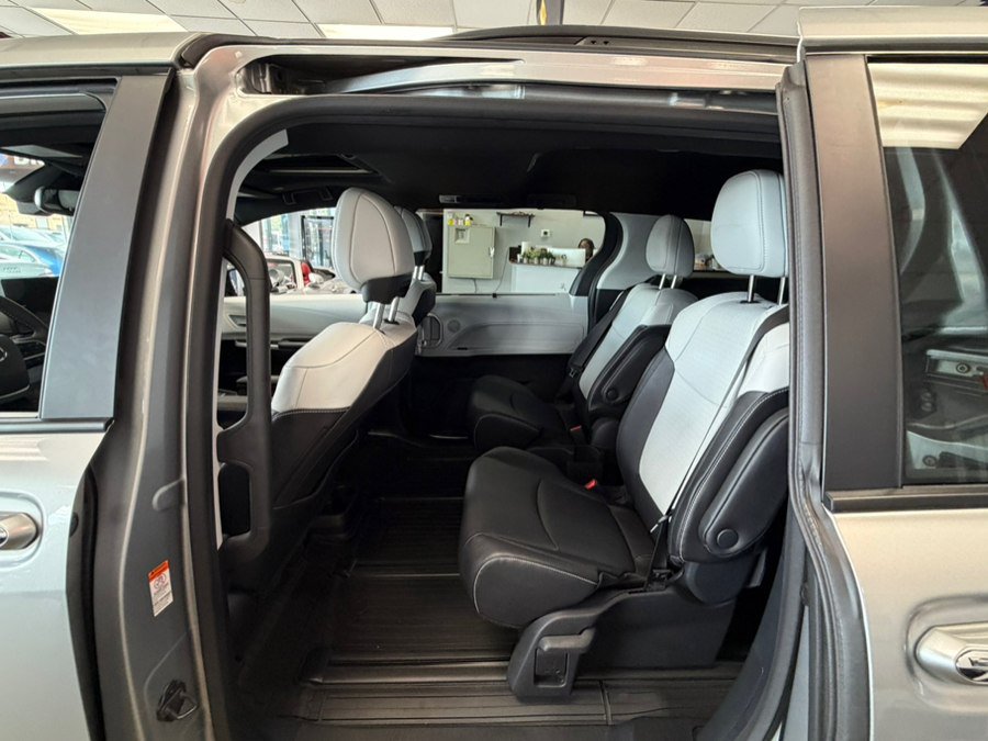 Used 2025 Toyota Sienna XSE FWD image 38