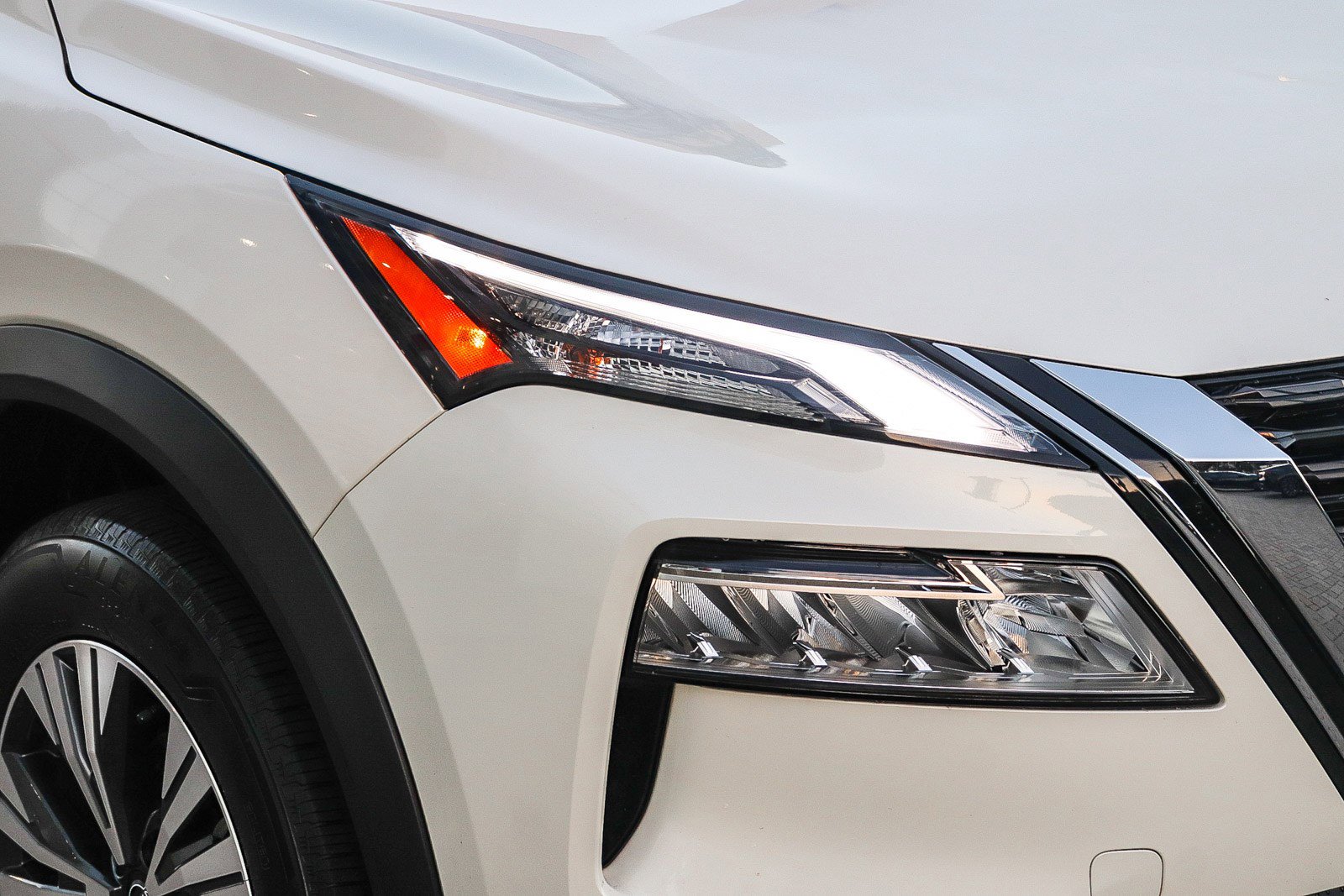 Used 2023 Nissan Rogue SV image 5