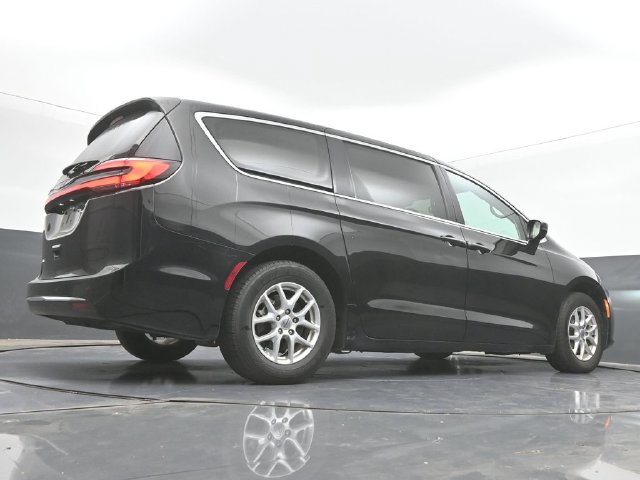 Used 2024 Chrysler Pacifica Touring-L FWD image 34