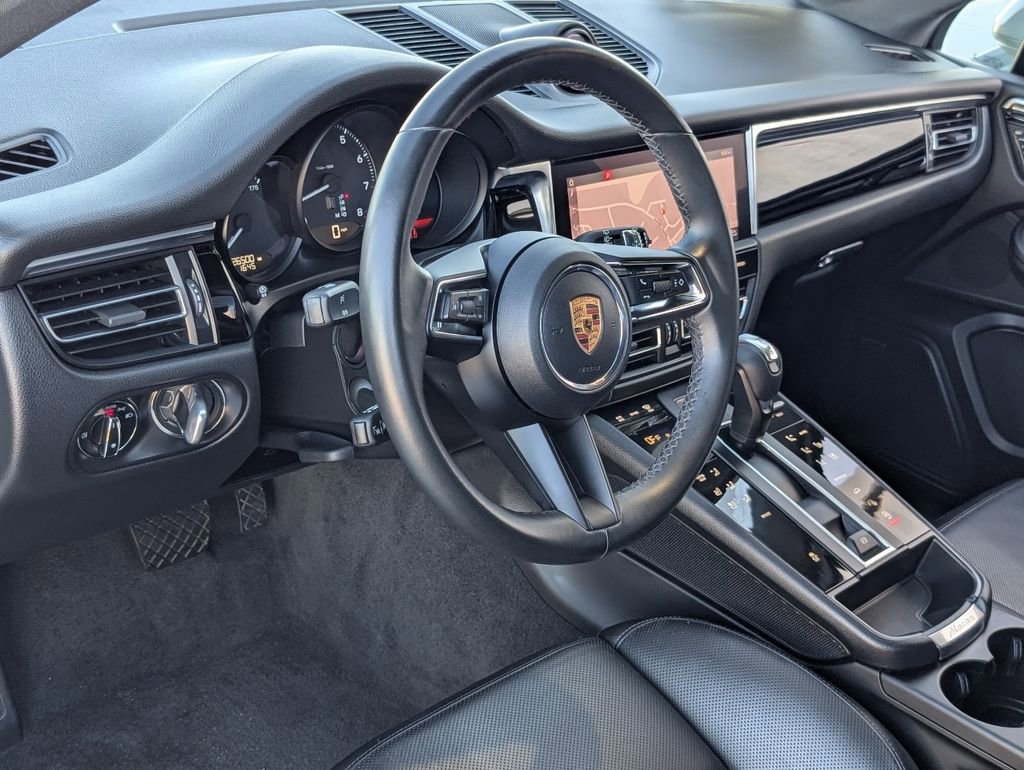 Certified 2022 Porsche Macan image 4