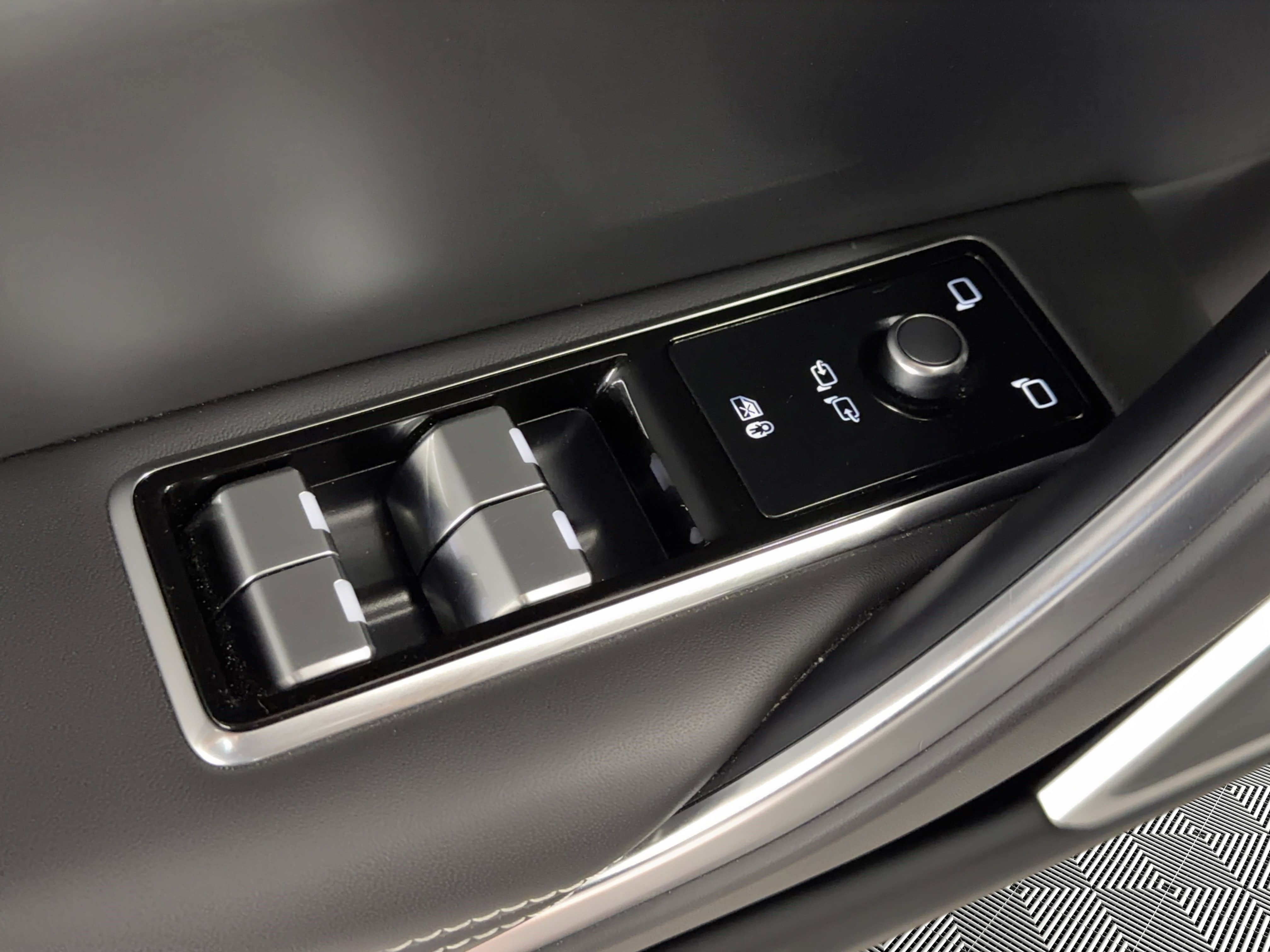 Used 2022 Jaguar XF R-Dynamic SE image 15