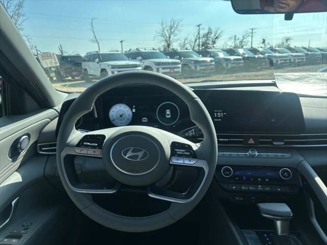 Used 2025 Hyundai Elantra SEL image 17