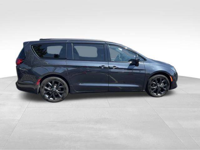 Used 2019 Chrysler Pacifica Touring Plus w/ S Appearance Package FWD image 8