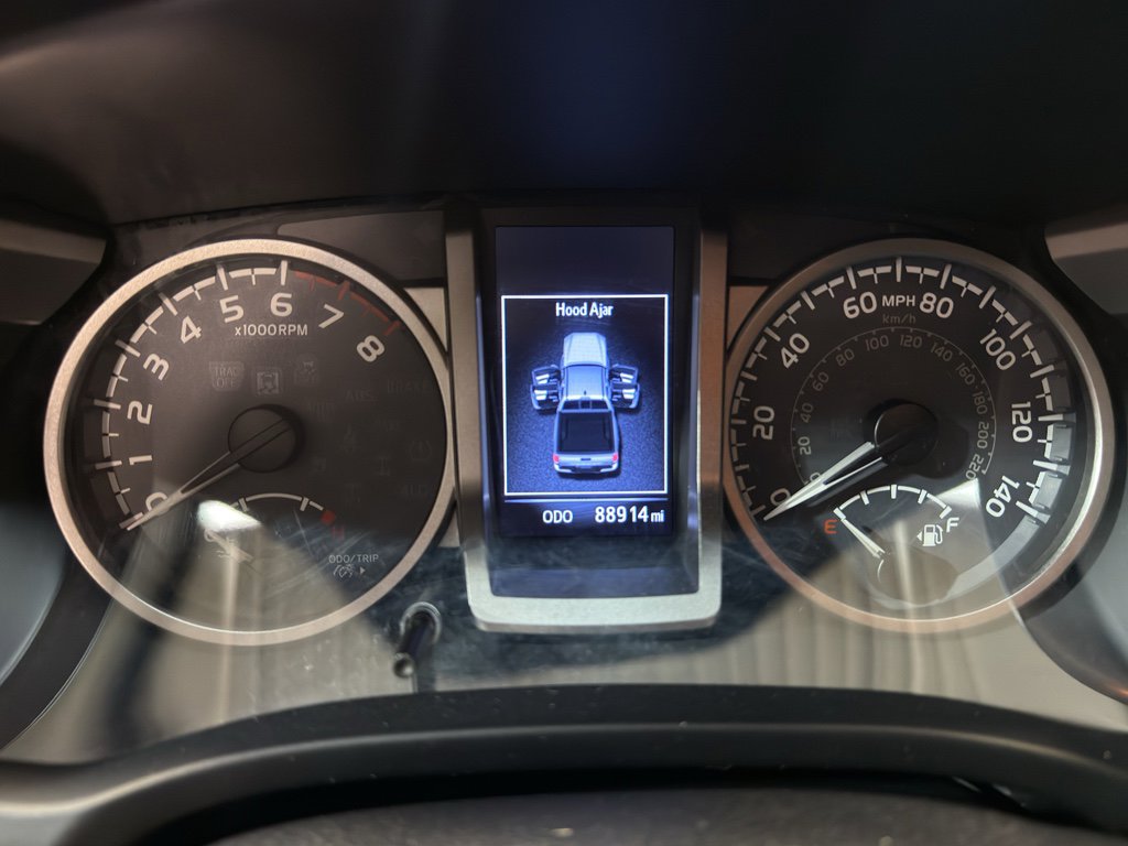 Used 2016 Toyota Tacoma Limited w/ Towing Package image 18