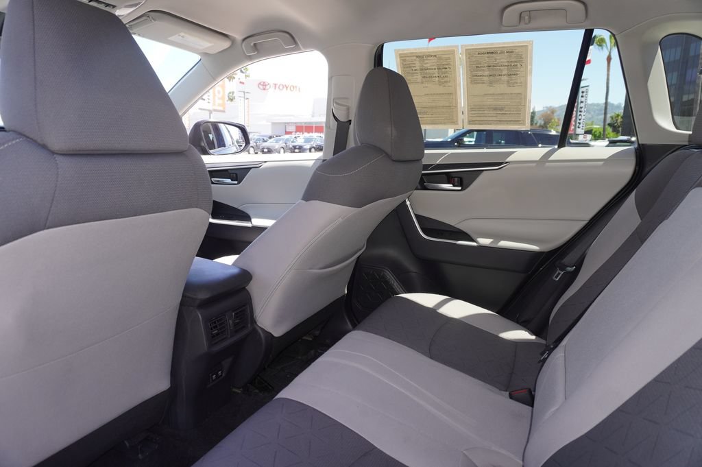 Used 2021 Toyota RAV4 XLE FWD image 10