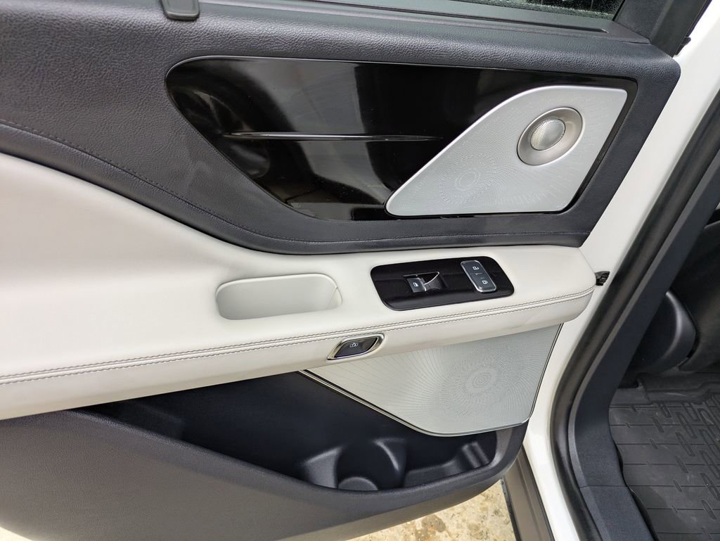 Used 2025 Lincoln Aviator Reserve w/ Equipment Group 201A image 11