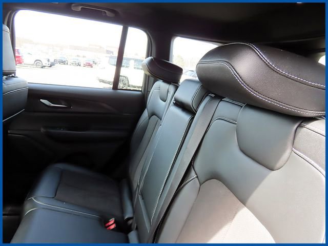 Used 2023 Jeep Grand Cherokee Altitude AWD/4WD image 10
